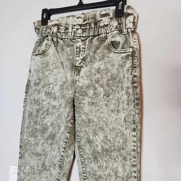 Almost Famous green acid wash stretch waist tapered jeans. Size small.  Highrise - Picture 9 of 14
